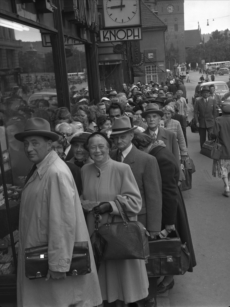 Grensen. Oslo, september 1952. Kaffekø. Gatebilde med mennesker.