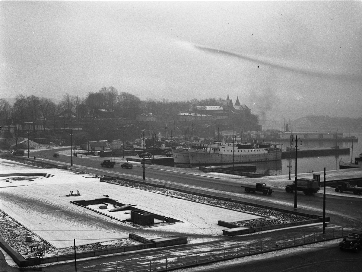 Rådhuskaia, Oslo, 1953. Fra Rådhusplassen mot Akershus slott og festning