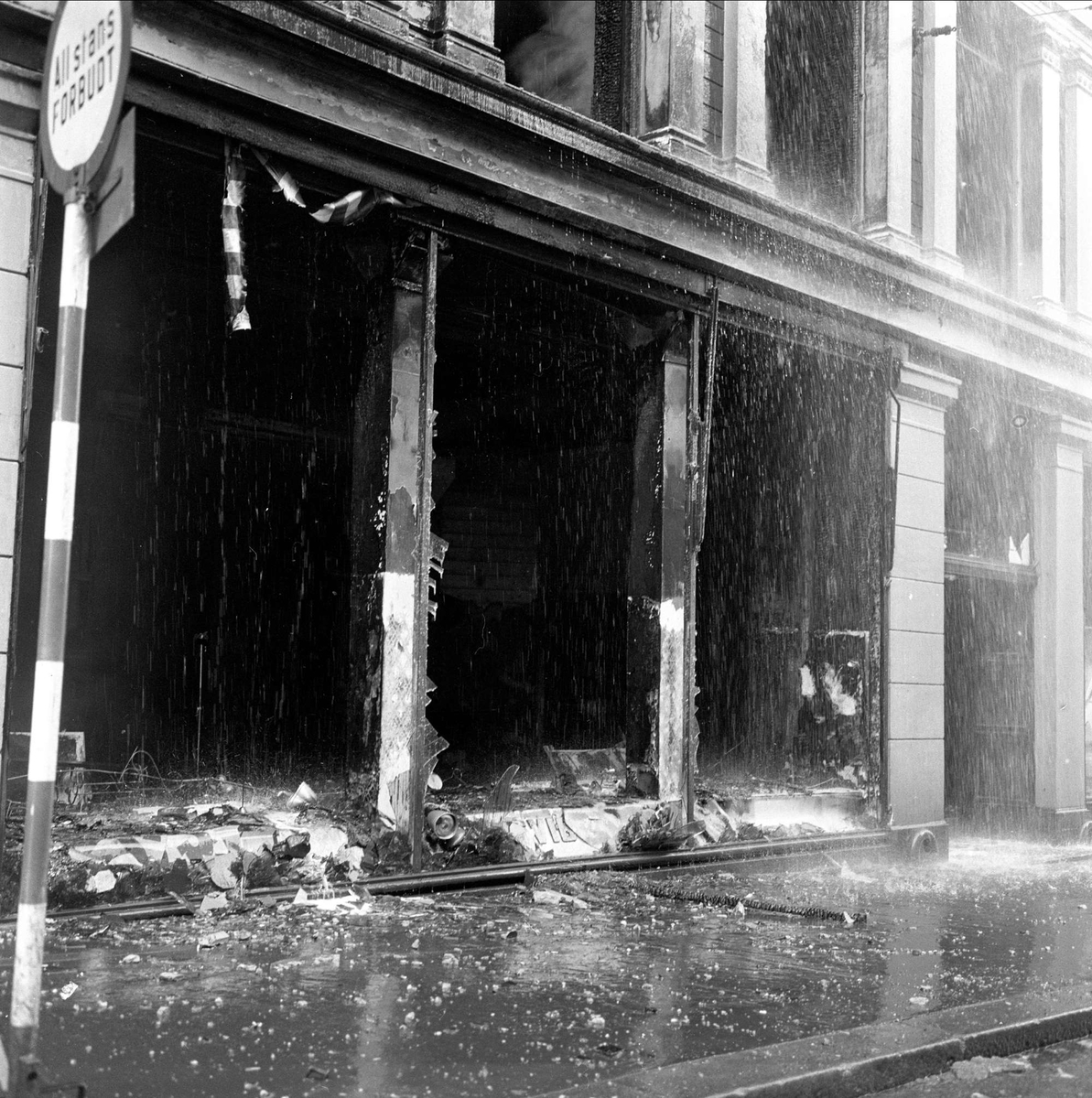 Brann i Robsahmgården,   Karl Johans gate, Oslo, februar 1959.