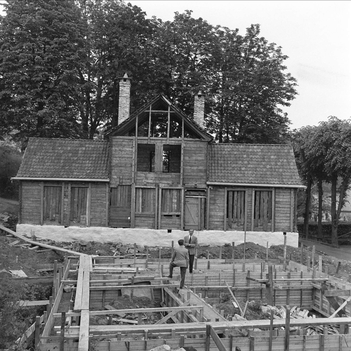 Det gamle Bergen, gammel bygning, restaureringsarbeider i forgrunnen,  juli 1957. Idag ant. Gamle Bergen Museum, Nyhavnsveien 4.