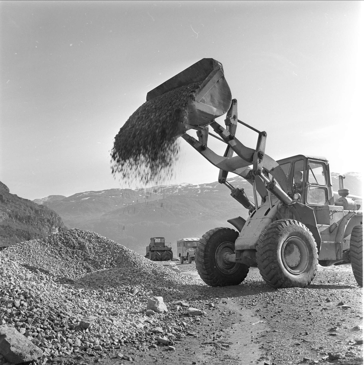 Haukeliveien, oversikt over anleggsområdet, anleggsmaskiner,  Vinje T, Haukeli, oktober 1962.