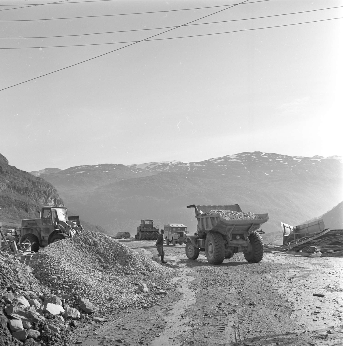 Haukeliveien, oversikt over anleggsområdet, anleggsmaskiner,  Vinje T, Haukeli, oktober 1962.