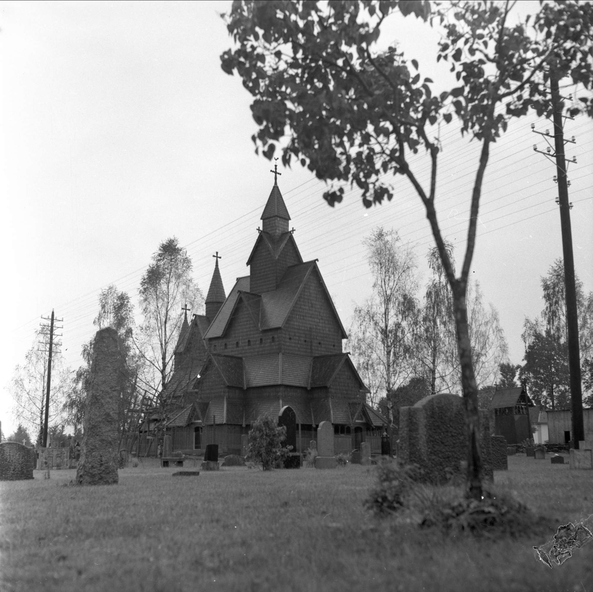 Heddal stavkirke, utenfor kirken, Notodden, Telemark, 02.10.1954.