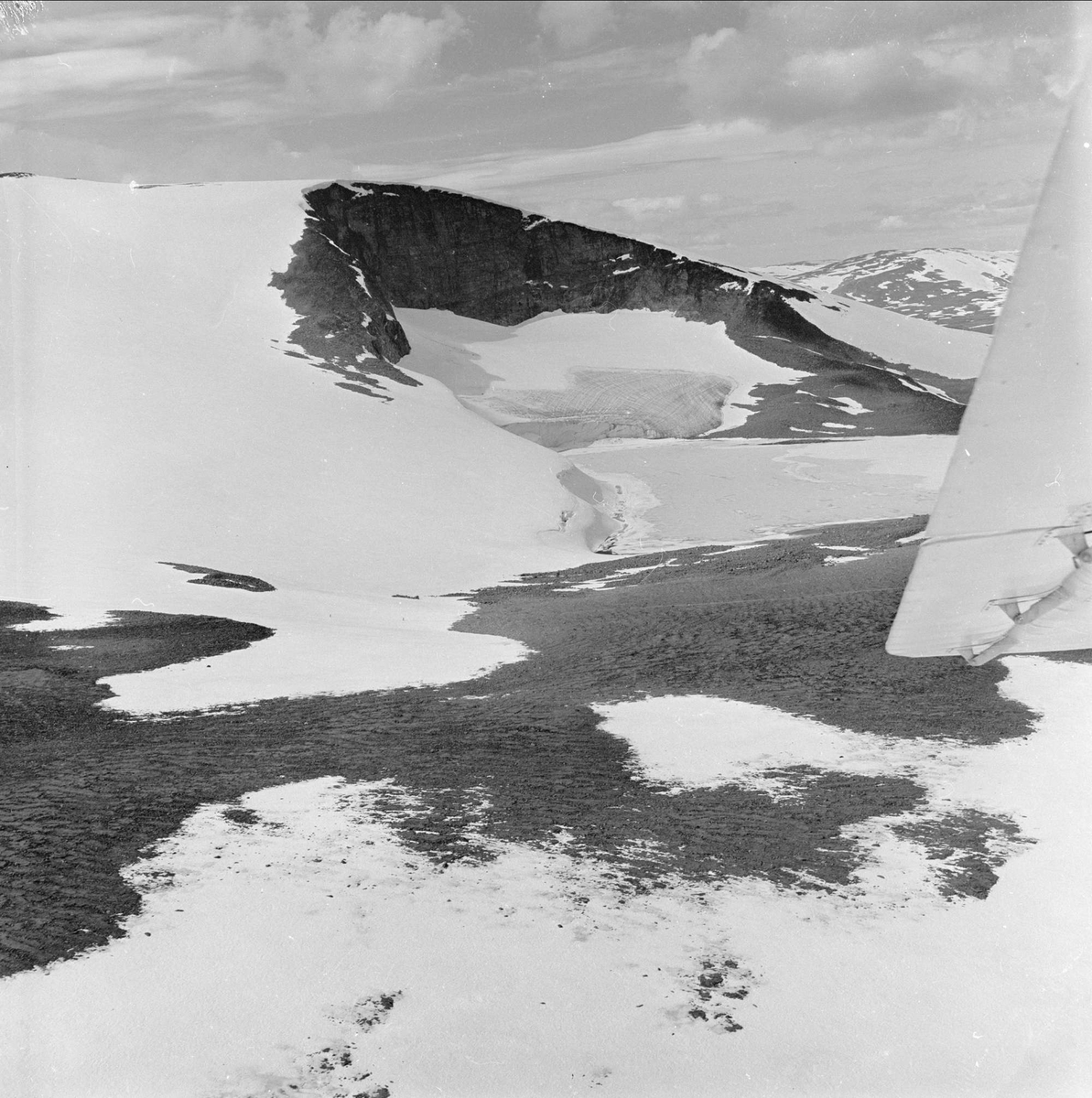 Juvbreen, Lom,  leting etter lille Inger, oversiktsbilde over fjellheimen og bebyggelse, juli 1957