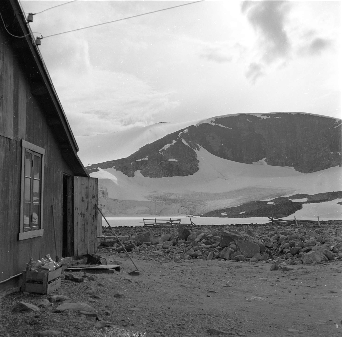 Juvbreen, Lom,  leting etter lille Inger, oversiktsbilde over fjellheimen og bebyggelse, juli 1957