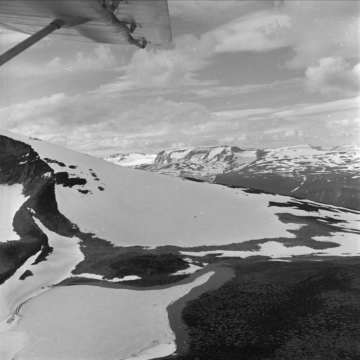 Juvbreen, Lom, leting etter lille Inger, oversiktsbilde over fjellheimen og bebyggelse, juli 1957