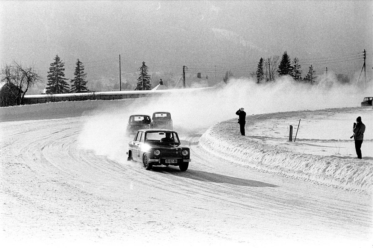 Biløp i Drammen, februar 1965. Biler i Snøføyke.