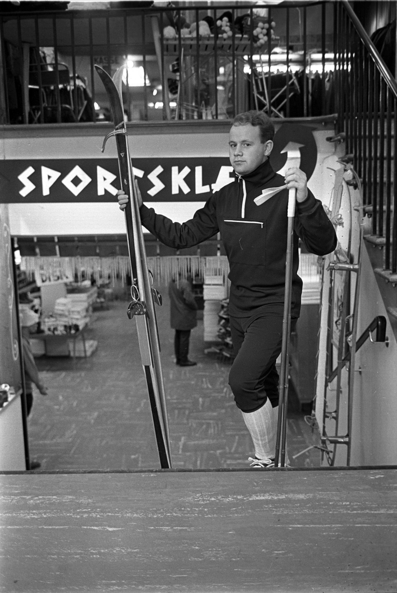 Klær hos Gresvig sport, januar 1965. Mann med ski.
