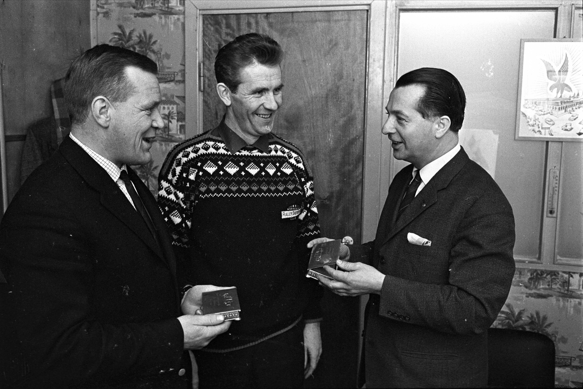Falken mottar gave for kjøringen fra Oslo til Ålesund, januar 1965.