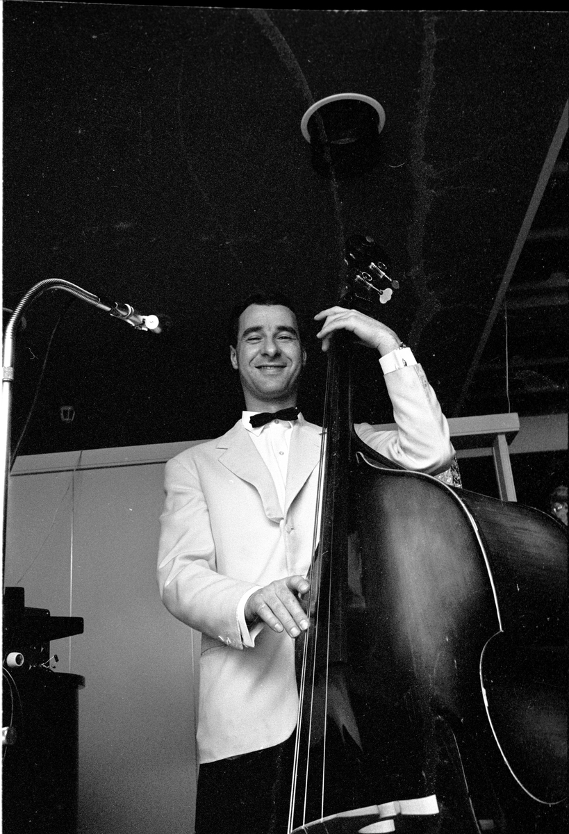 "Trio Conti". Hollandske musikere på "Caravelle", Fornebu, Bærum, januar 1965. Bassist.