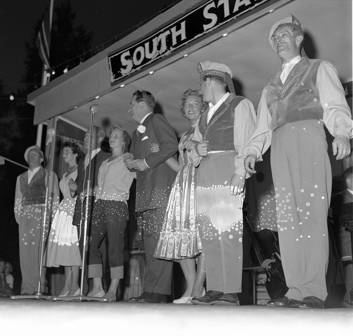 Mandal, juli.1956. Mandalsdager. Mennesker i kostymer.