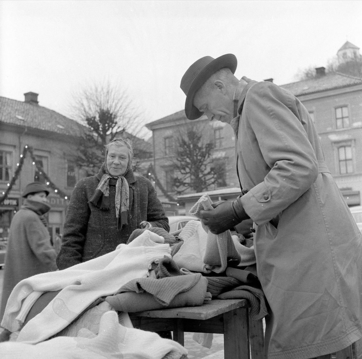 Arendal, Torget. Bybilde. Torghandel med kvinne som selger strikkeplagg. 