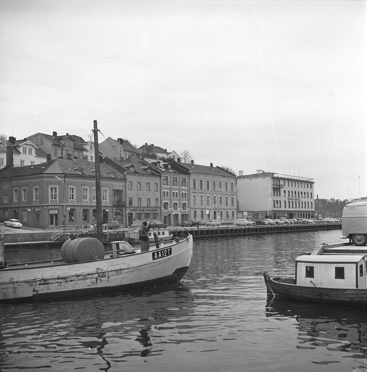 Arendal. Havneparti fra Pollen med fiskeskøyte og Langbryggen i bakgrunnen