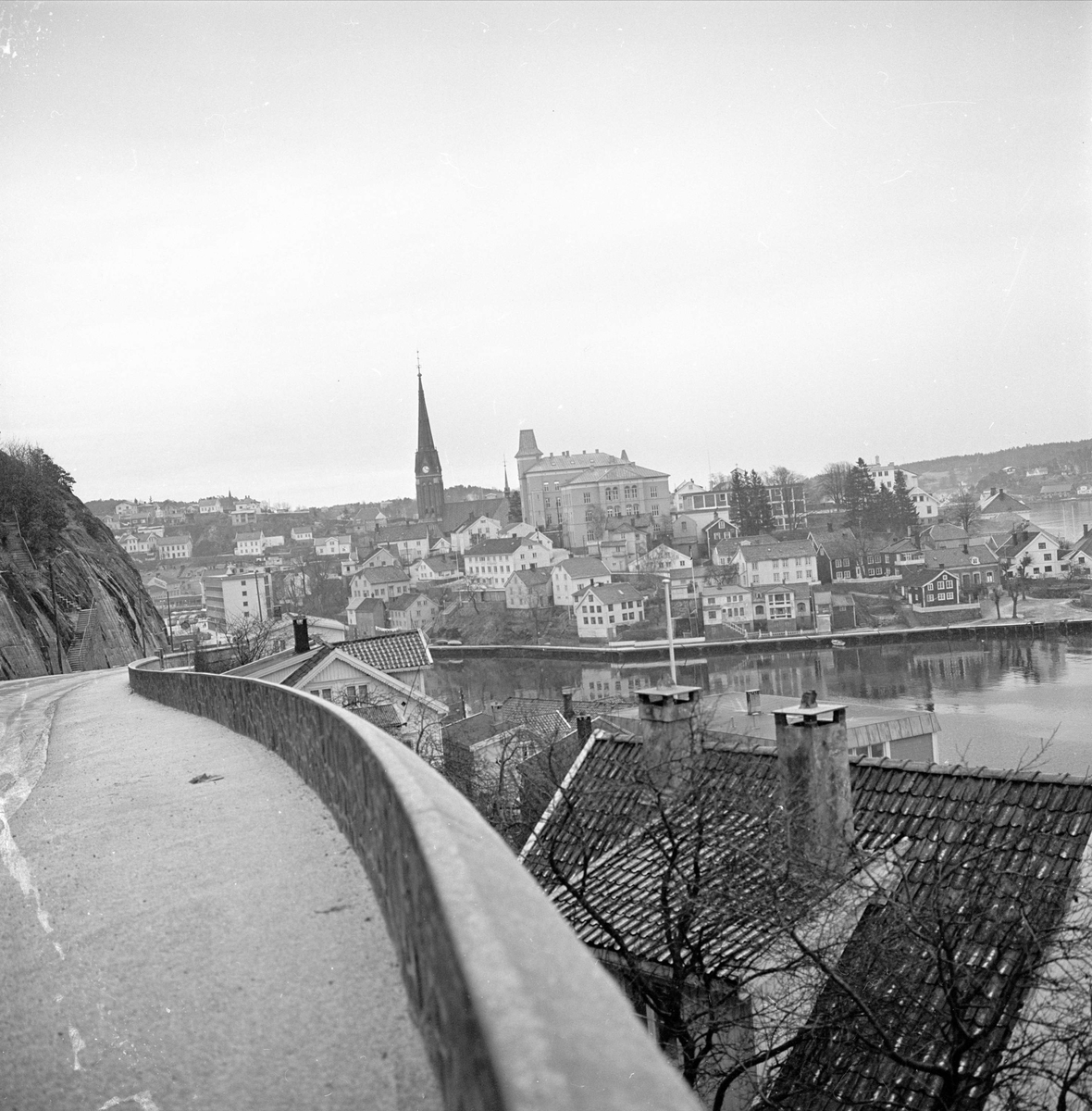 Arendal. Tyholmen sett fra Vesterveien med Kittelsbukt mellom. Trefoldighetskirken og Arendal Gymnas på høyden,.