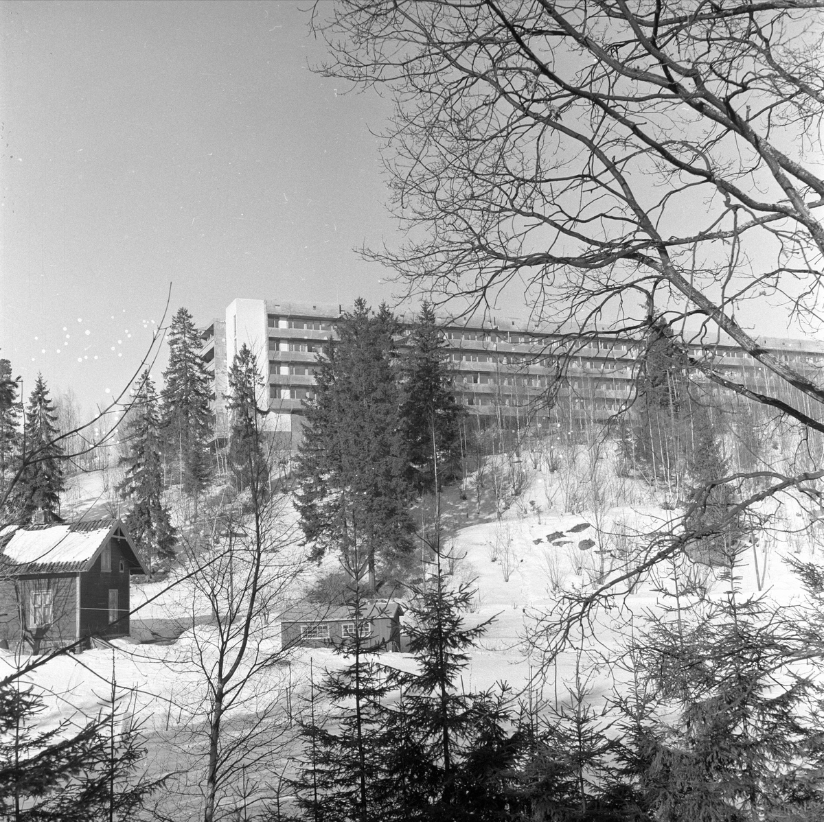 Haslum, Bærum. Boligblokk. Esdales hus.