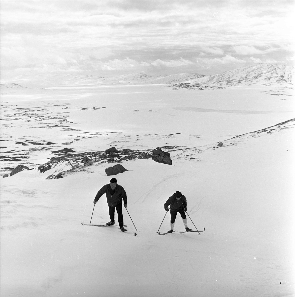 Bygdin, Vang, 1964. Fjellandskap. Mann på ski.