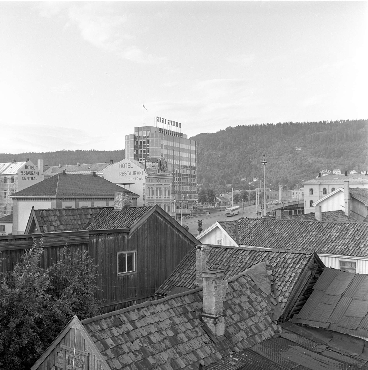 Drammen, august 1962. Drammensdagen. Bybilde med tak.