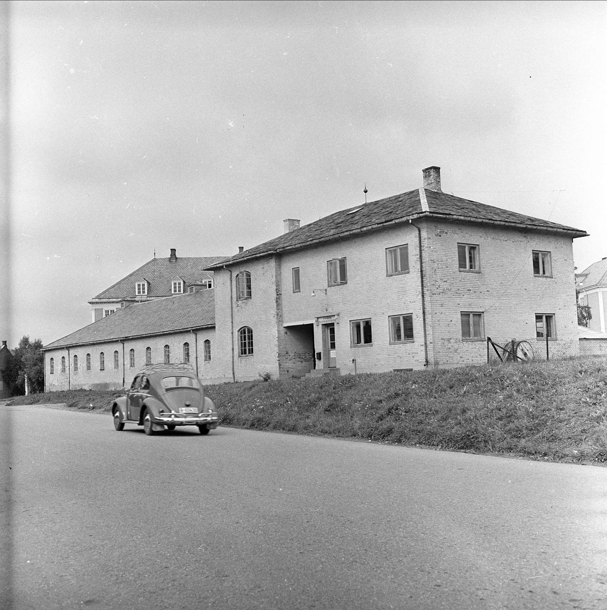 Mysen, Eidsberg. 26.08.1960. Bygninger og folkevogn.