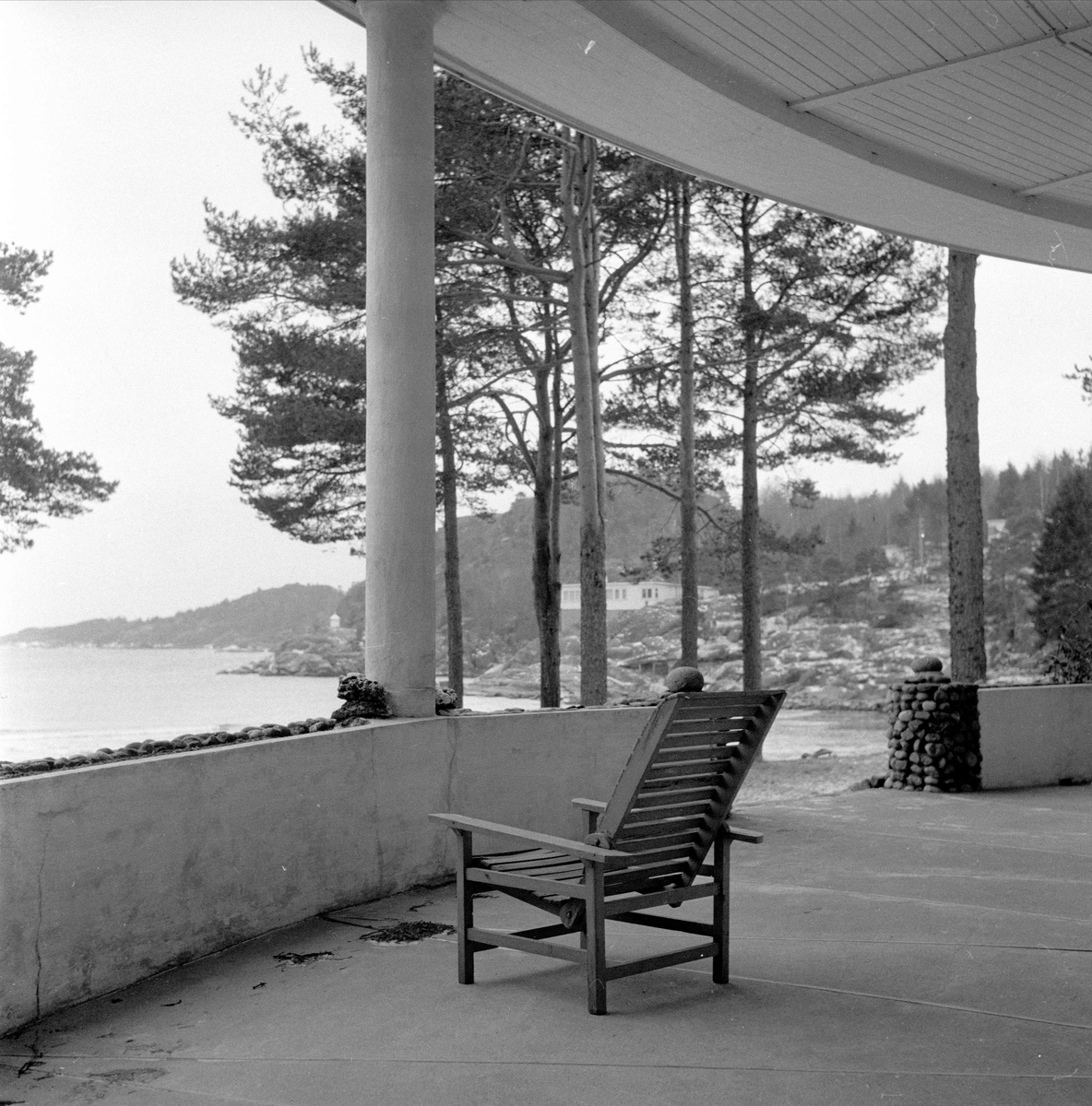 Fevik Strandhotell, Grimstad, desember 1957. Stol på terrasse.