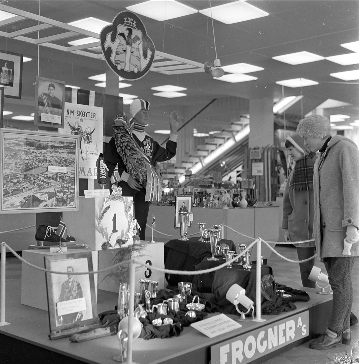 Div. glimt fra Hamar i forbindelse med NM på skøyter, 15.01.1963. Stand med pokaler og bilder fra skøyte-NM.