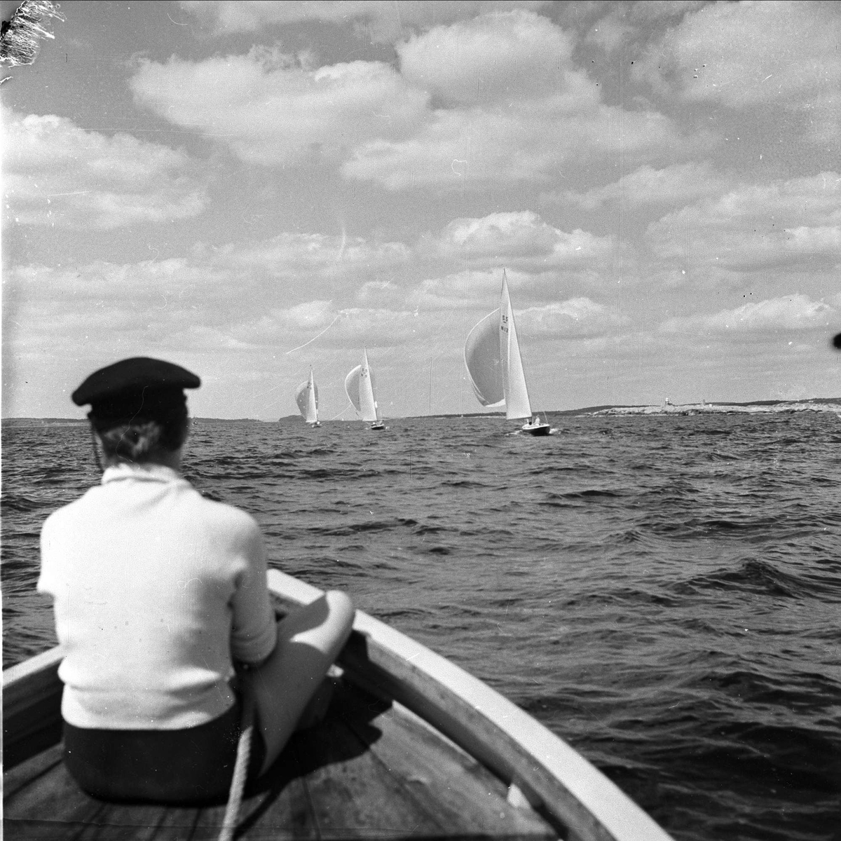 Hankø, Fredrikstad, Østfold, juni 1954. Mann i seilbåt.