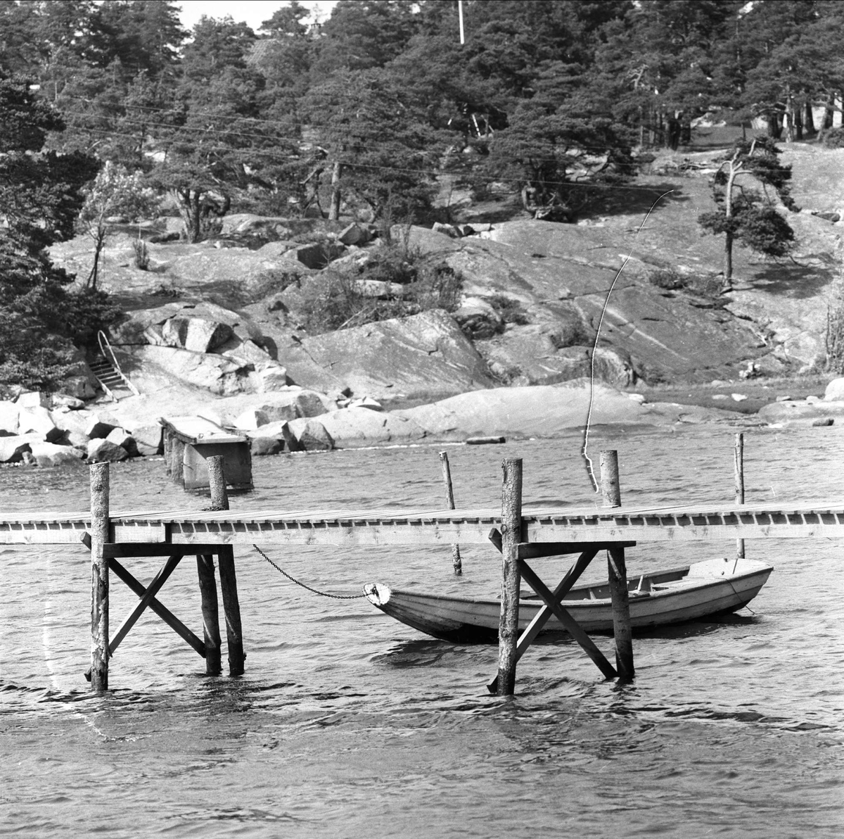 Hankø, Fredrikstad, Østfold, 25.05.1959. Brygge med robåt, pram.