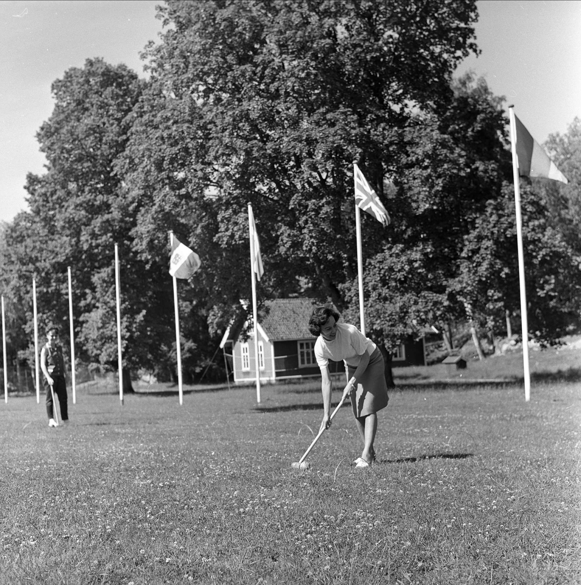 Stemning før regatta på Hankø, Fredrikstad, Østfold, juni 1964. Par som spiller crocket.