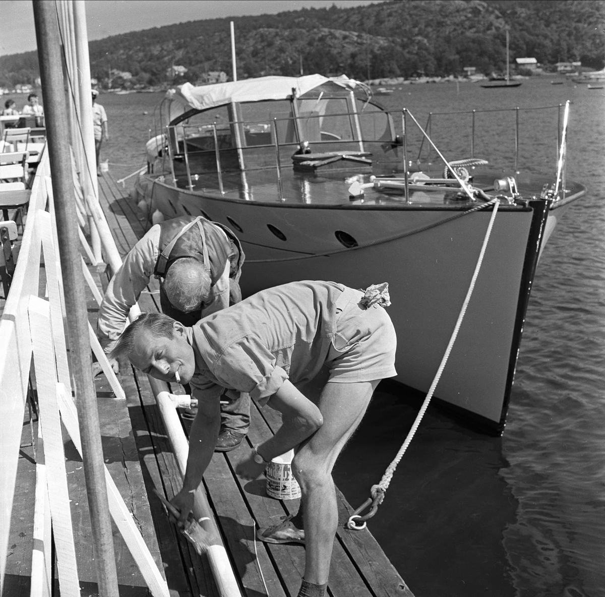 Stemning før regatta på Hankø, Fredrikstad, Østfold, juni 1964. Menn som maler på brygge.