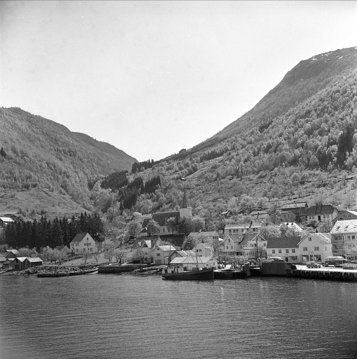 Sørfjorden i Hardanger, Hordaland, mai 1963. Bygd ved havet.