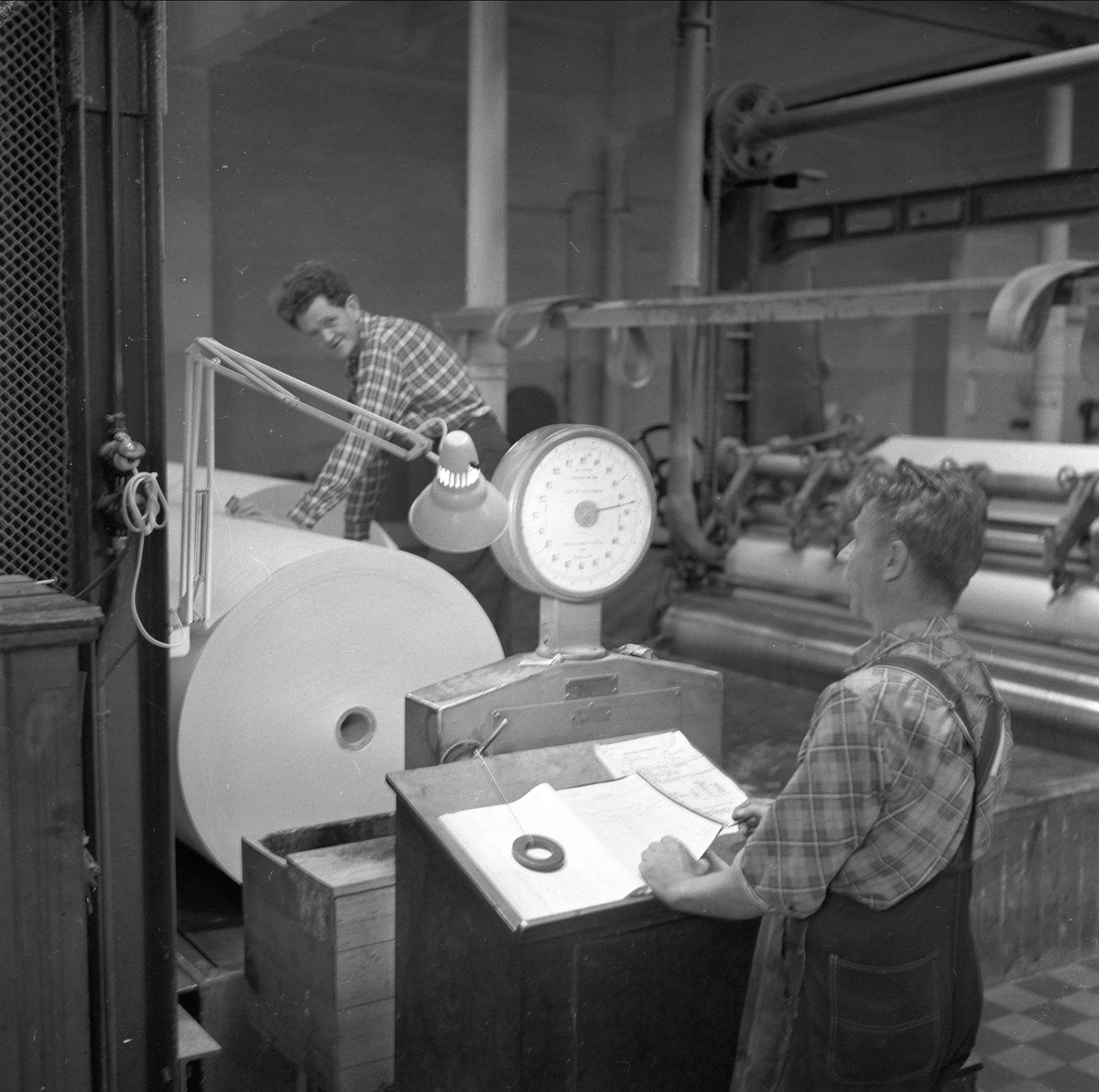 Holmen Brug i Hokksund, Øvre Eiker, Buskerud, 02.10.1958. Menn som jobber i fabrikk.