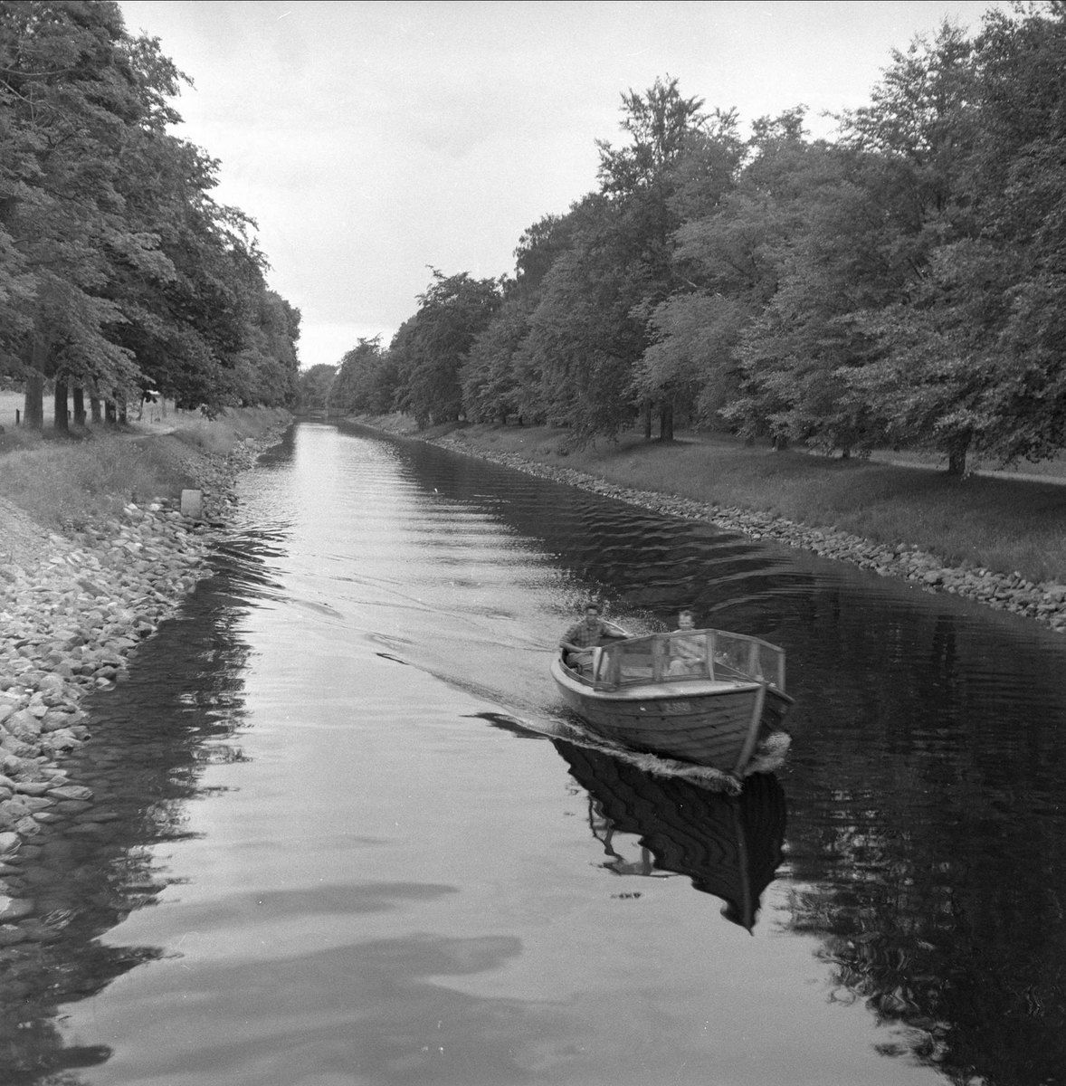 Fra Hortens 100-års jubileum, juli 1958. Trebåt på kanal.