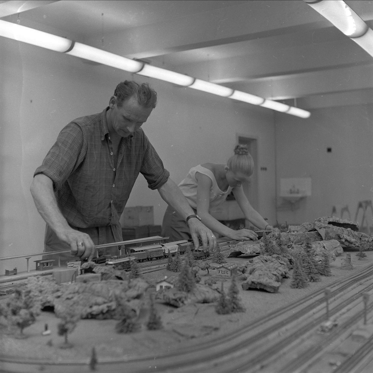 Fra Hortens 100-års jubileum, juli 1958. Par ved modelljernbane.