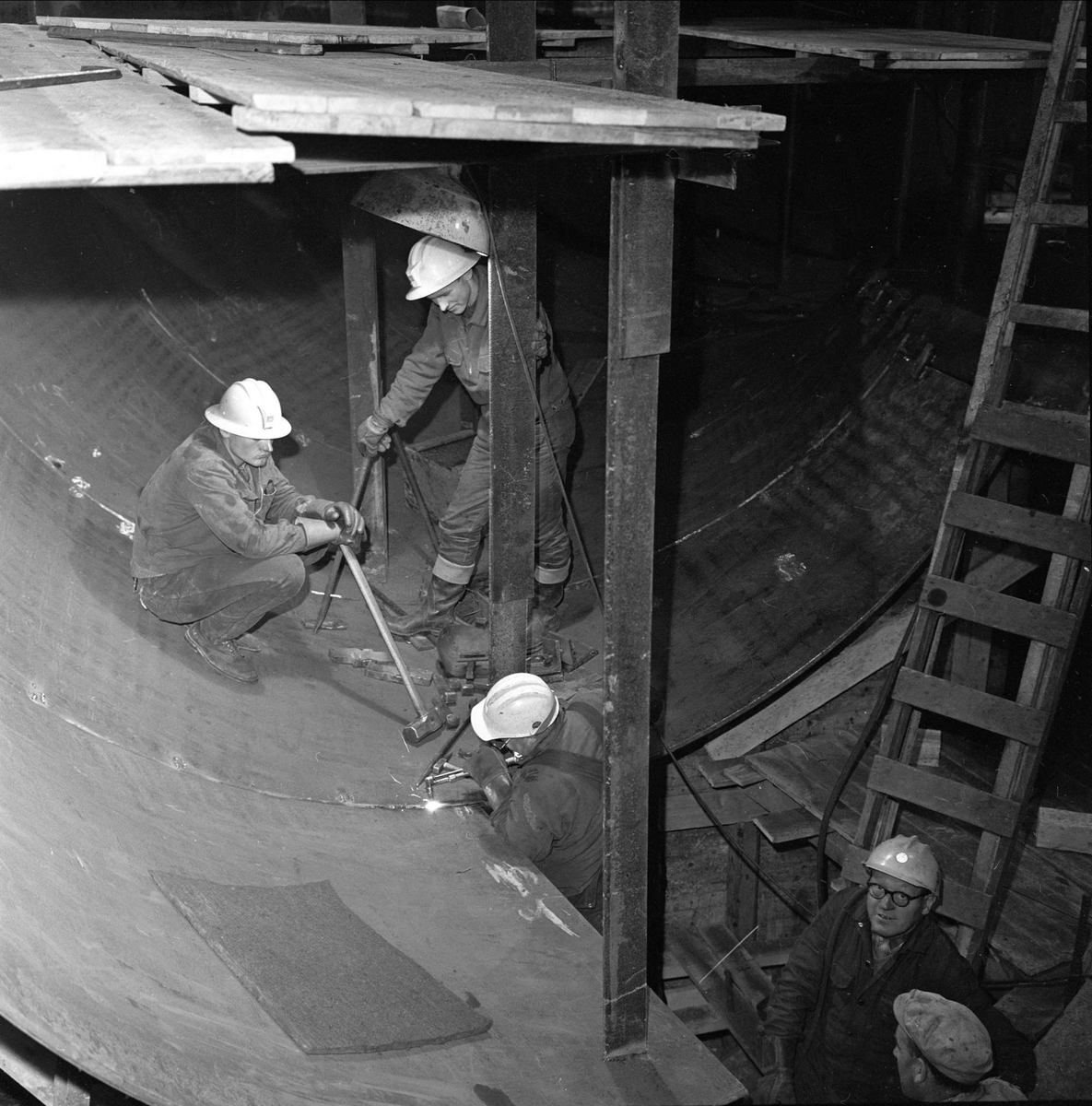 Utbygging av Hunderfossen kraftverk, Gudbrandsdalen, Lillehammer, Oppland, august 1962. Anleggsarbeidere.