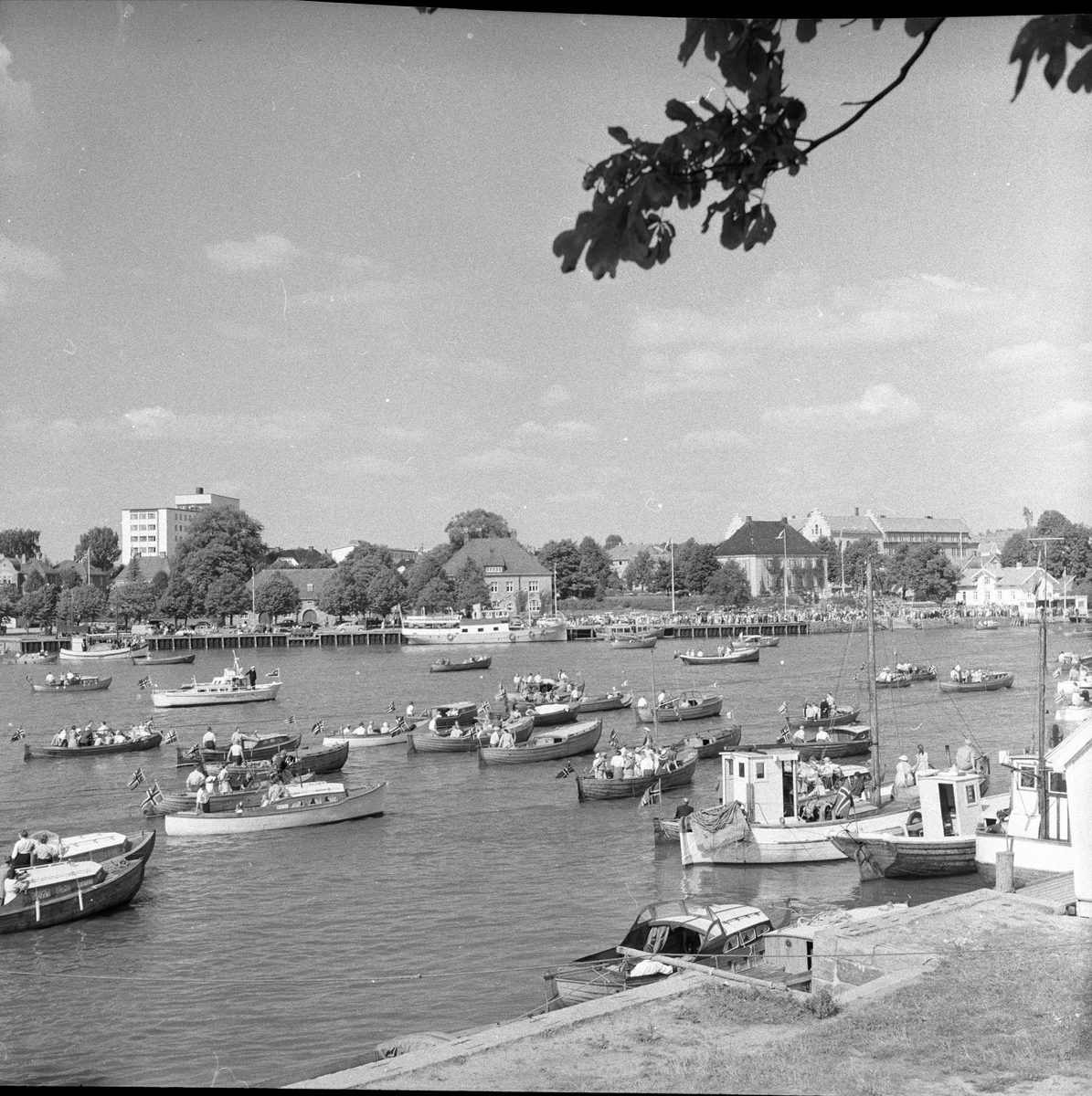 Småbåter i havneområdet,  Fredrikstad, antatt 1957.