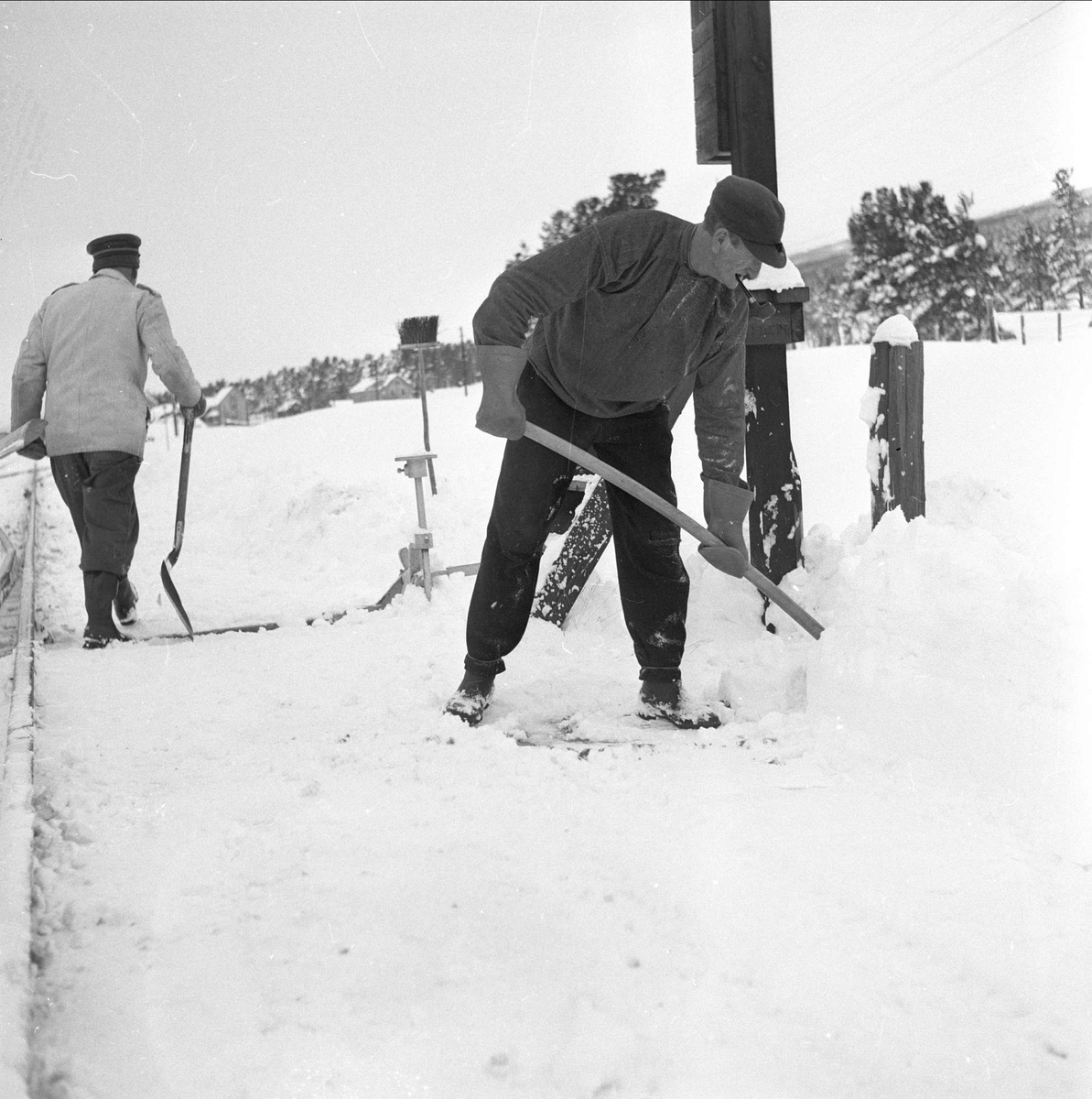 Gossen flyplass, Aukra, Møre og Romsdal, 10.11.1956. Arbeidere med spade.