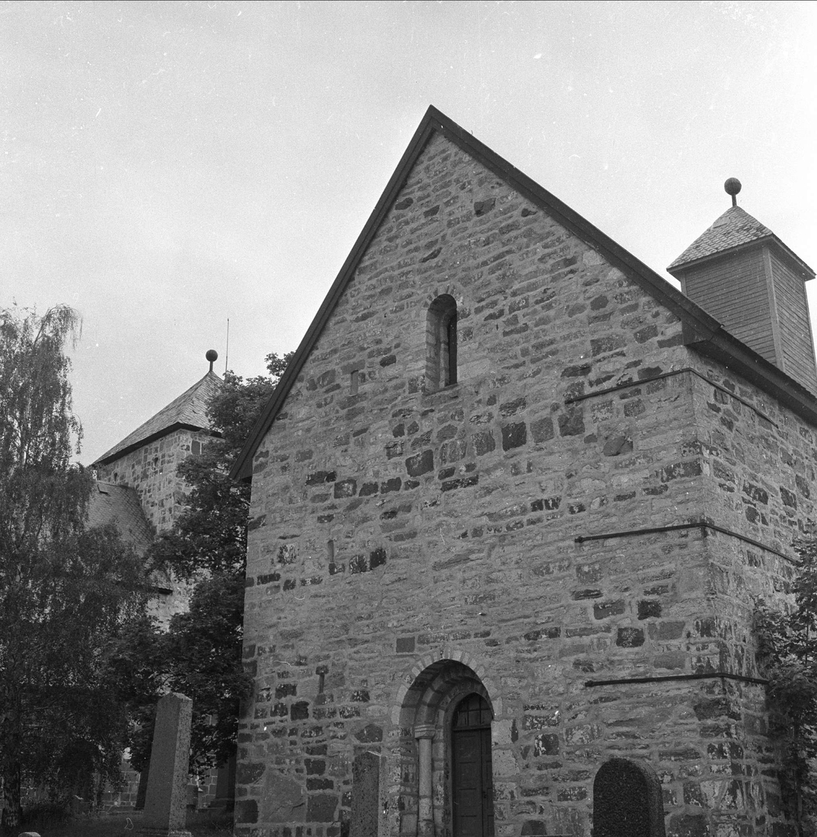 Gran, Oppland, 10.06.1956. Søsterkirkene på Granavollen.