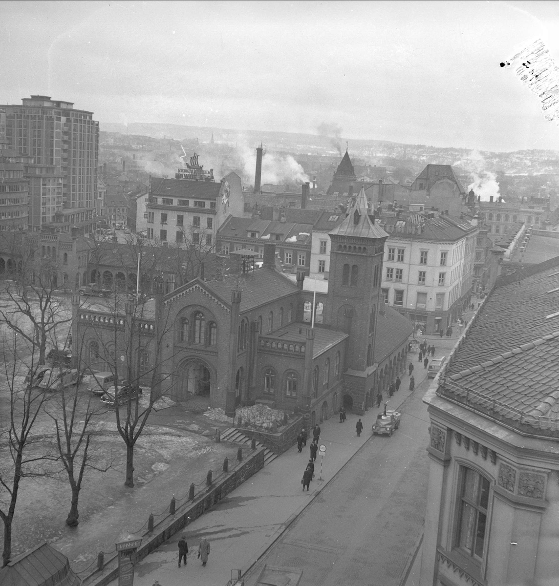 Oslo, 29.03.1954. Bybilde med Domkirkeparken og Kirkeristen.