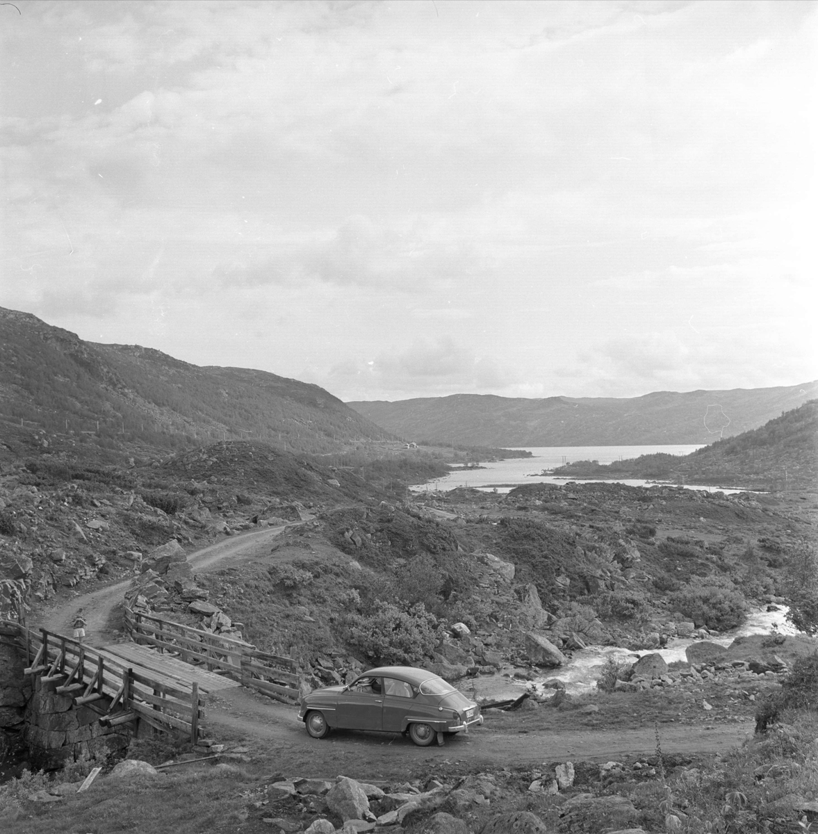 Veien Haugastøl-Finse, Hardangervidda, august 1963. Bil på vei.