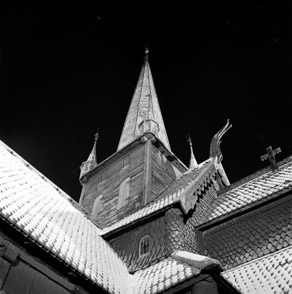 Lom, Oppland, desember 1961. Lom stavkirke, flombelyst.