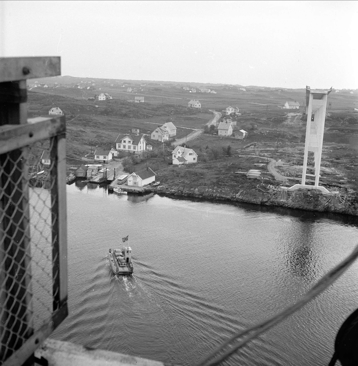 Karmøy, Rogaland, 29.05.1954. Bebyggelse, båt og bru under bygging.