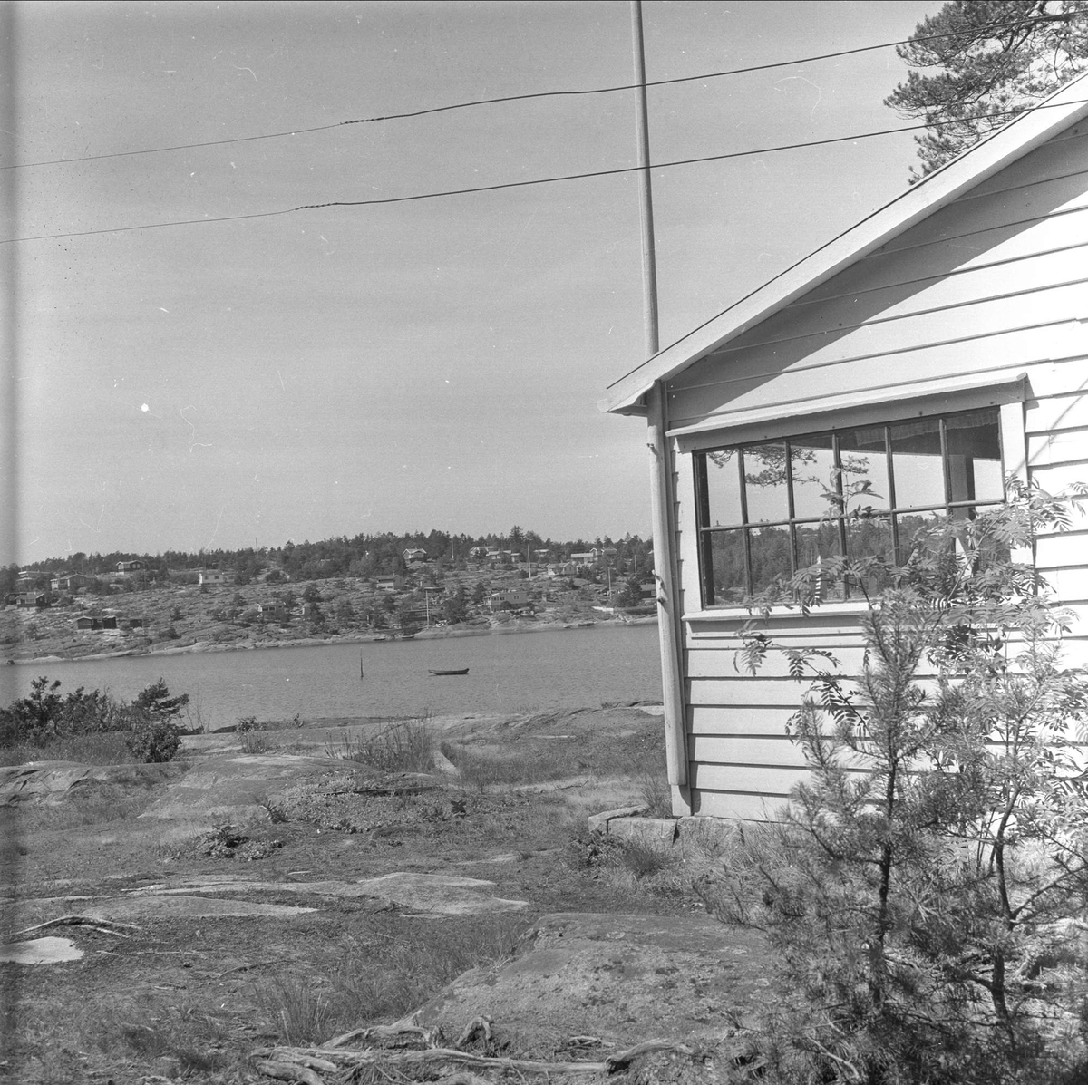 Son, Vestby, Akershus, 04.06.1960. Hytte ved sjøen.