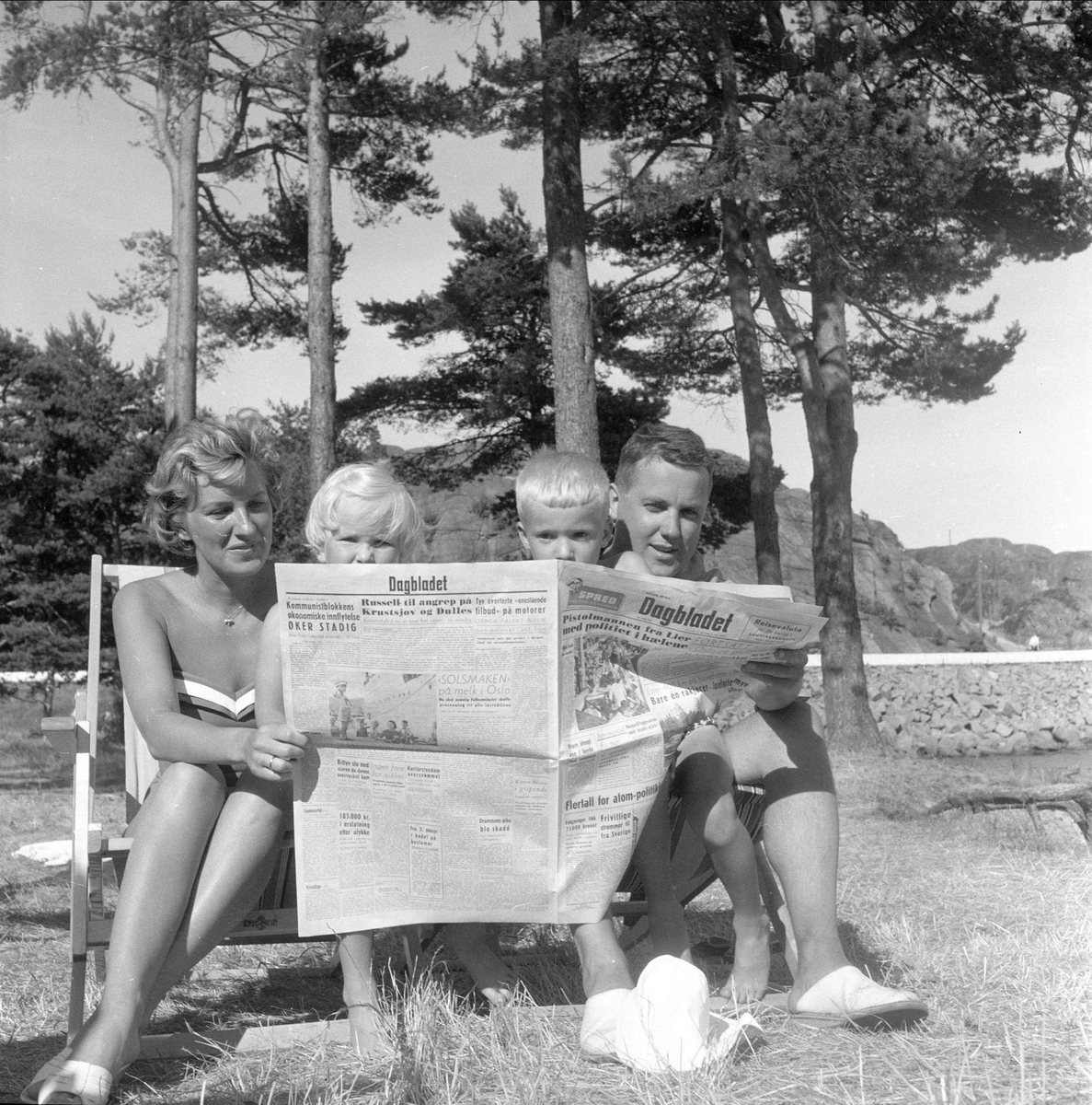 Sørlandet, juli. Utenfor Strand Hotel, Fevik, Grimstad. Dagbladet leses av familie.