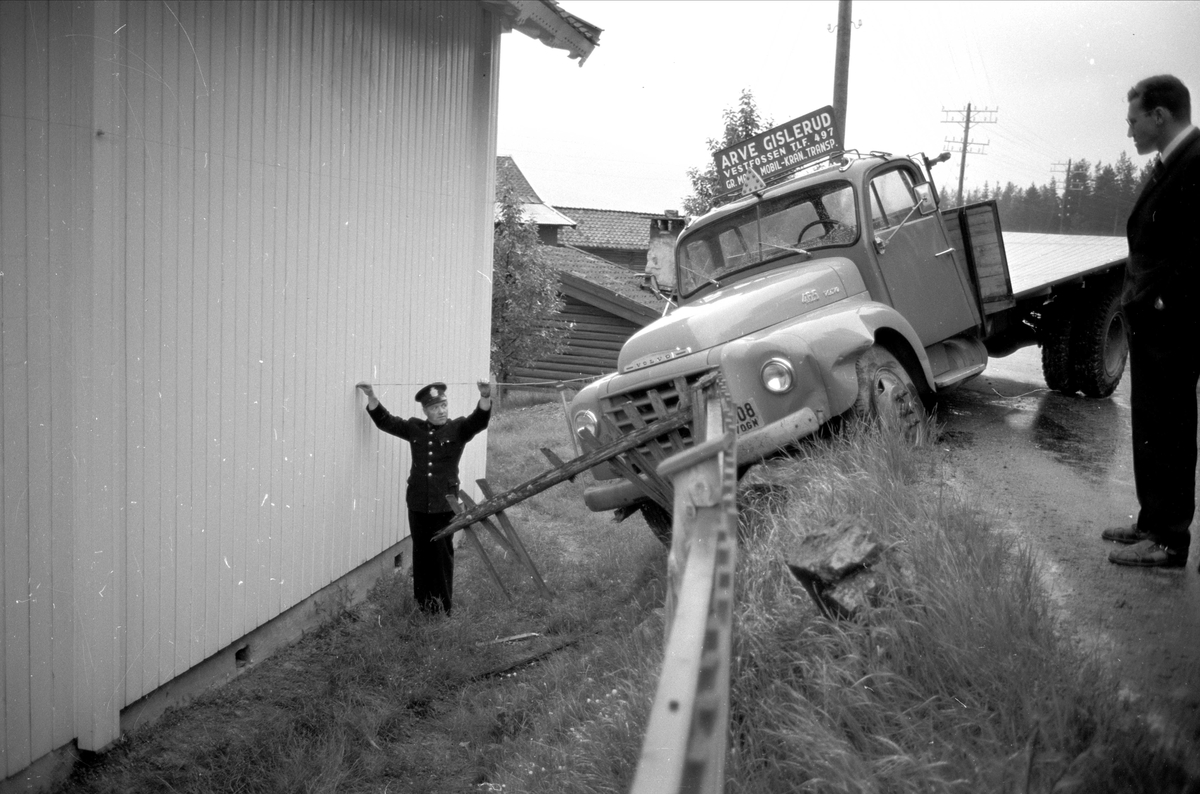 Lastebil utfor veien, Svene, Numedal, juni 1963.