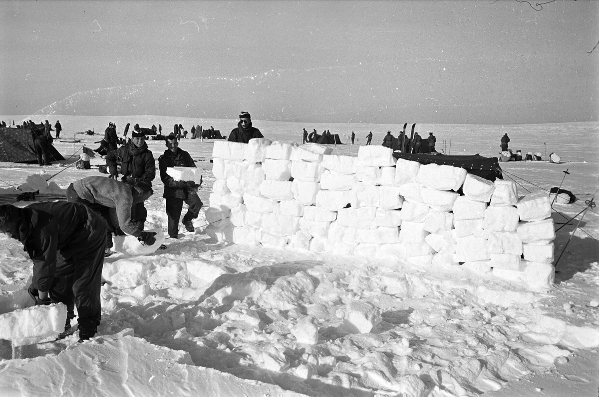 Gardister på fjelltur i Uvdalsfjellene, Nore og Uvdal, 13.03.1965. Vegg av snøblokker