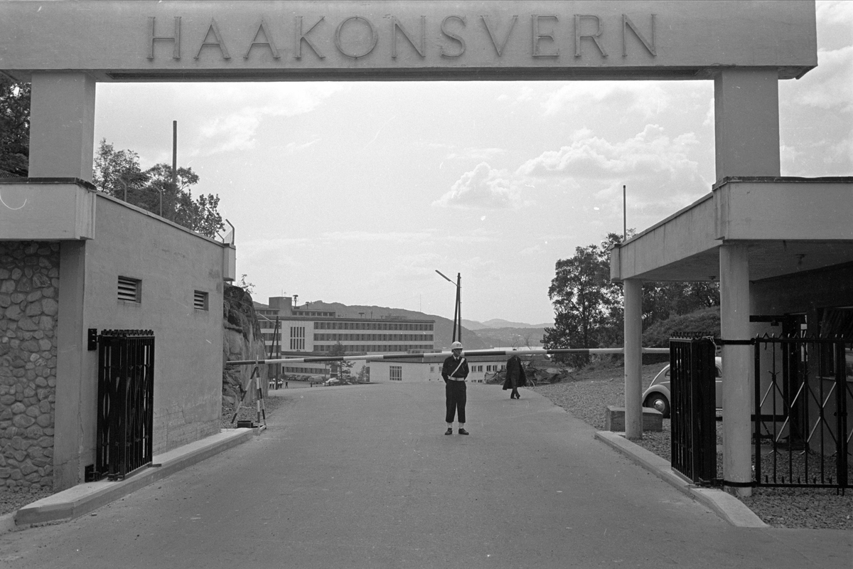 Håkonsvern, Bergen, 05.06.1963. Porten med vakt. 