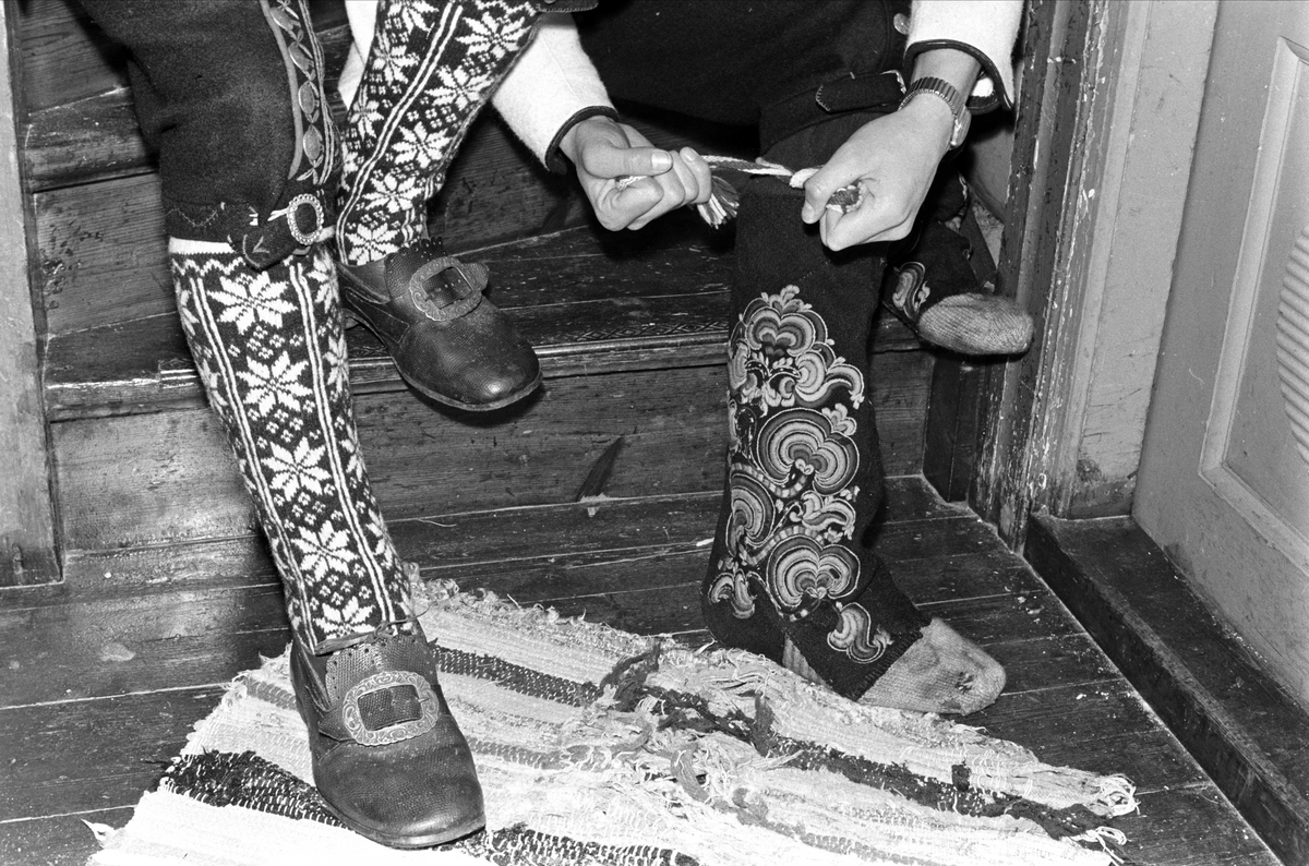 Vinterskiuka åpnes på Geilo, Hol, januar 1961. Strømper og leggbeskyttere.