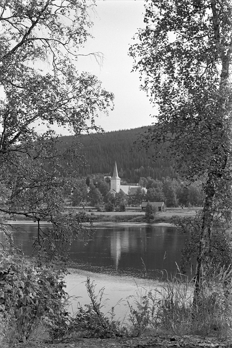 Trysil 1961. Kirke ved vann.