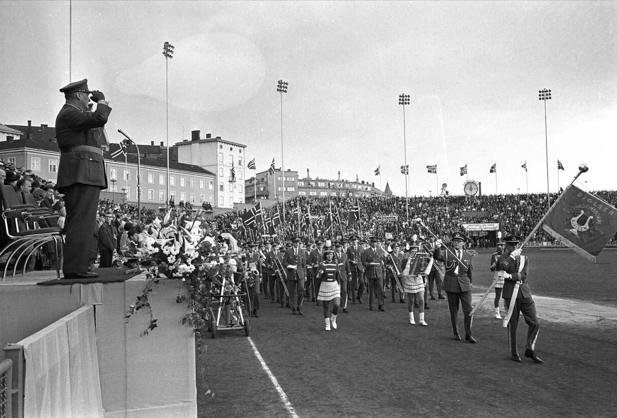 8.mai feiring 1965, 20-års jubileum. Fra Oslo, 08.05.1965. Kong Olav salutterer Bjølsen musikkorps på Bislett stadion.