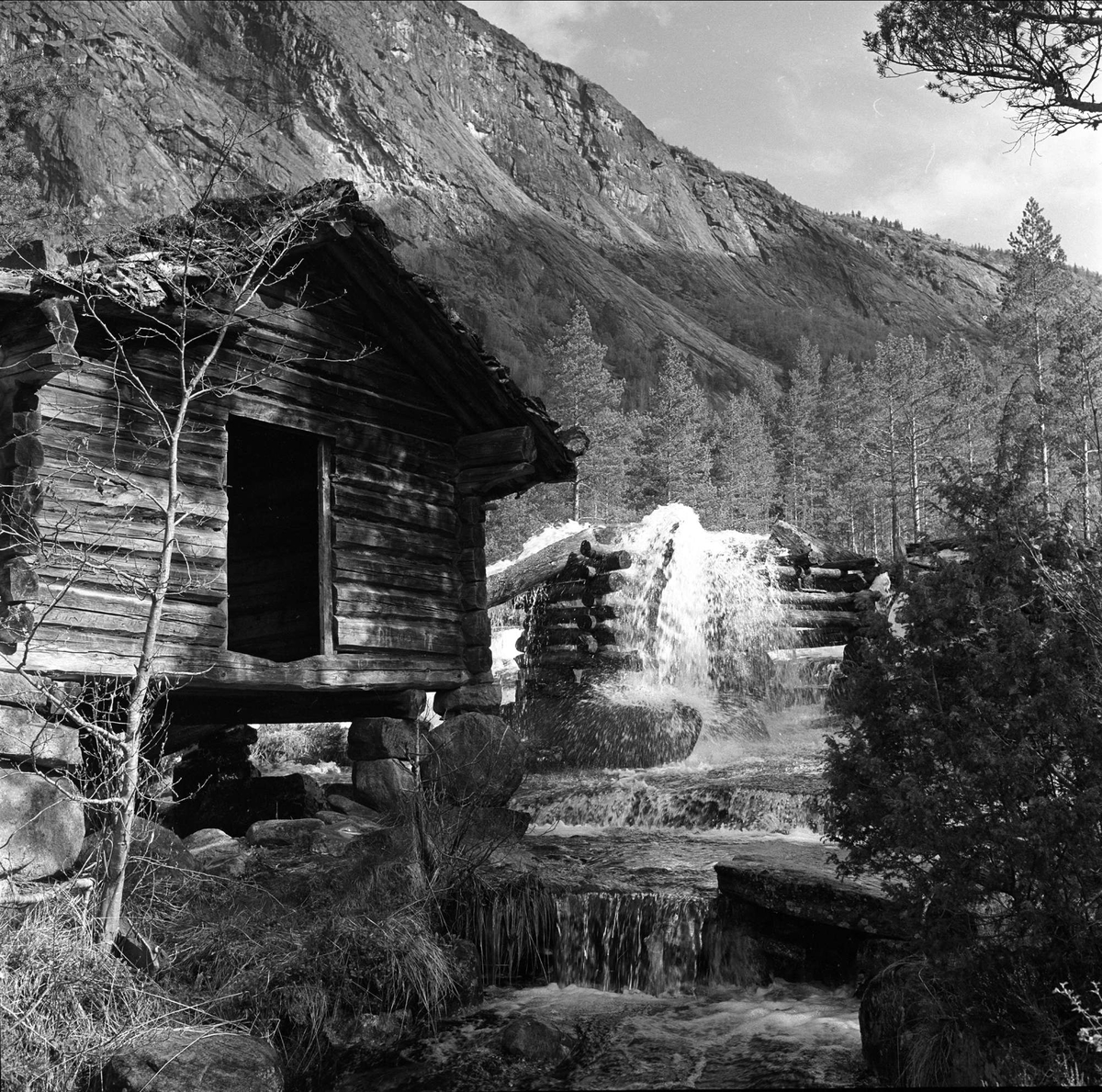 Setesdal, Aust-Agder, 30.05.1963. Landskap, fløtningsinnretninger og tømmerhus.