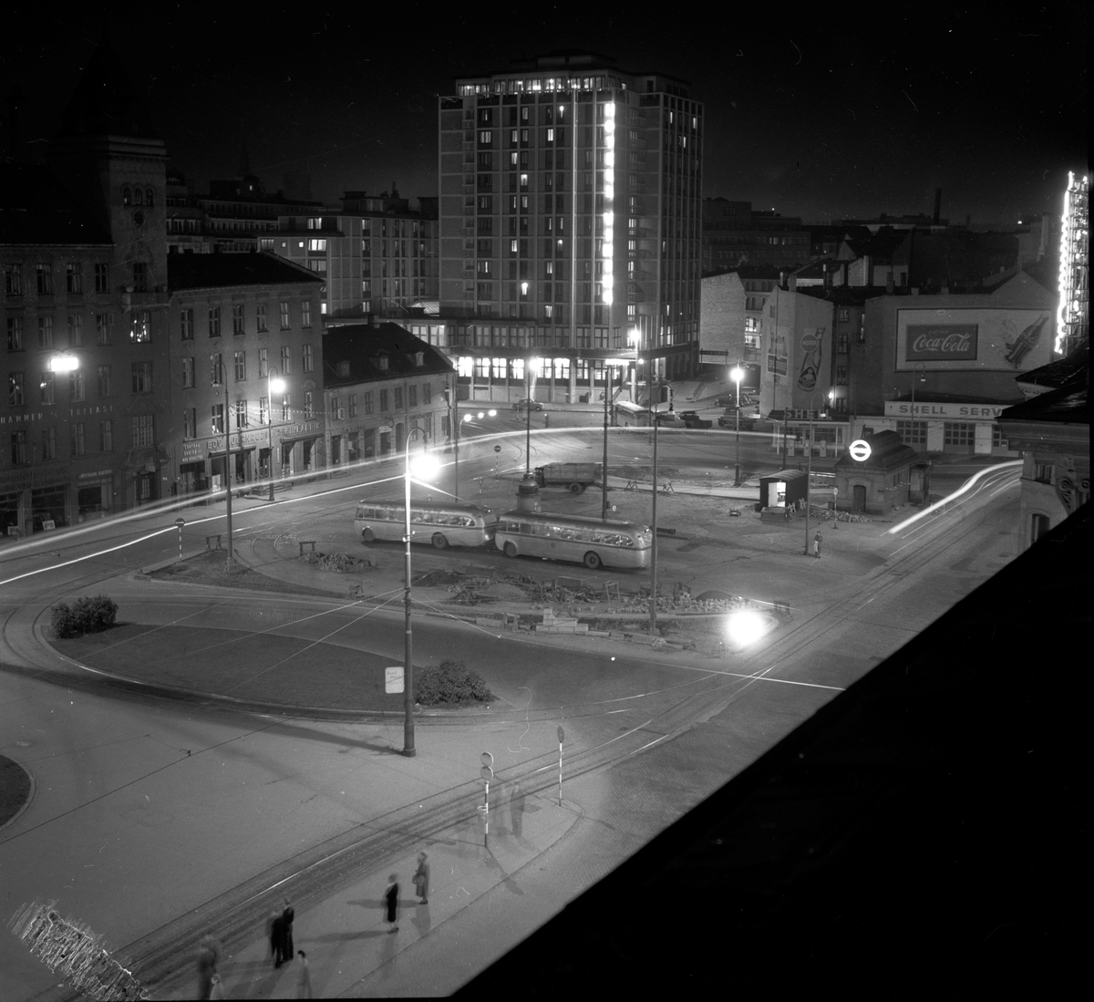 Jernbanetorget, Oslo, 1953. Gatebilde med busser og bygninger.